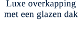Luxe overkapping met een glazen dak 